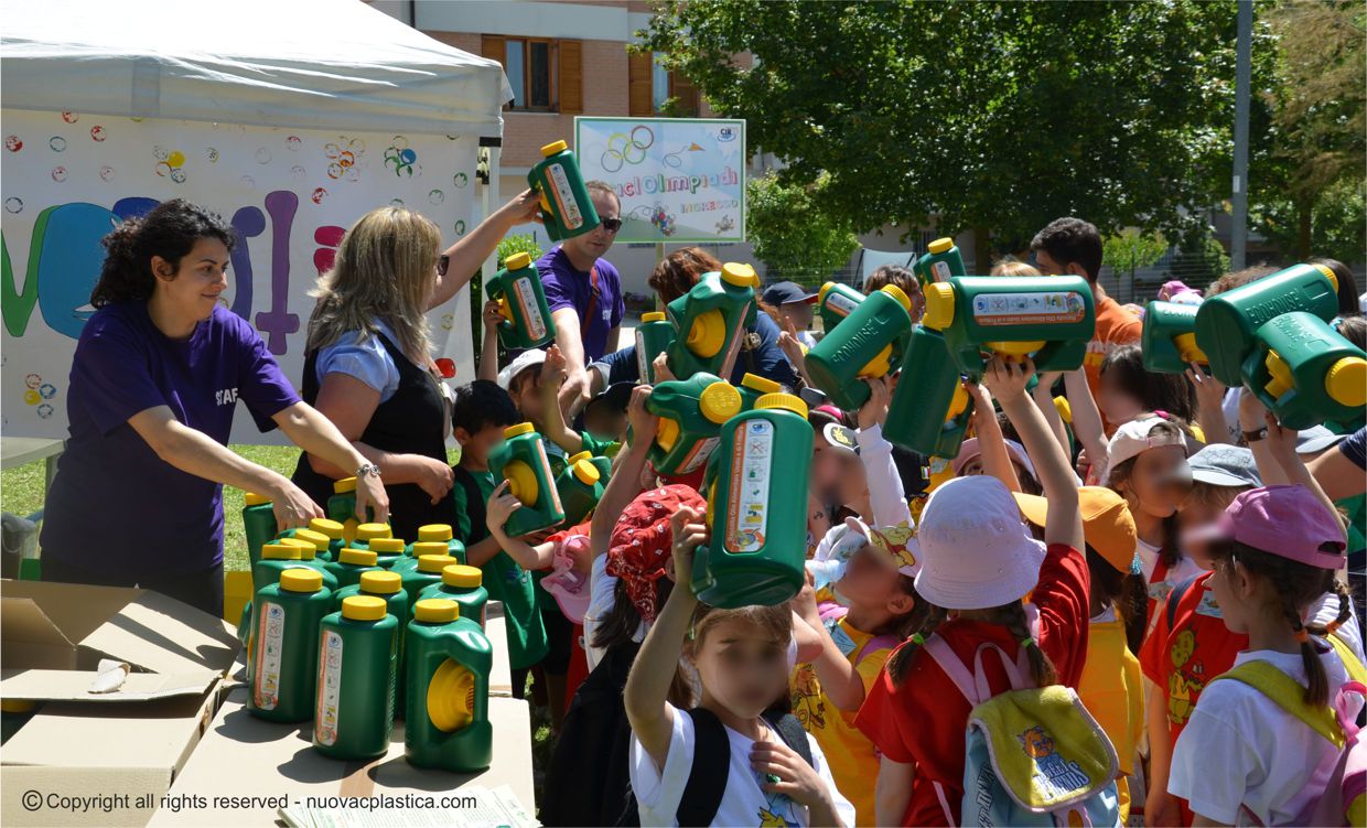 RiciclOlimpiadi 2012 - I bambini giocando imparano a riciclare l'olio usato con Olivia