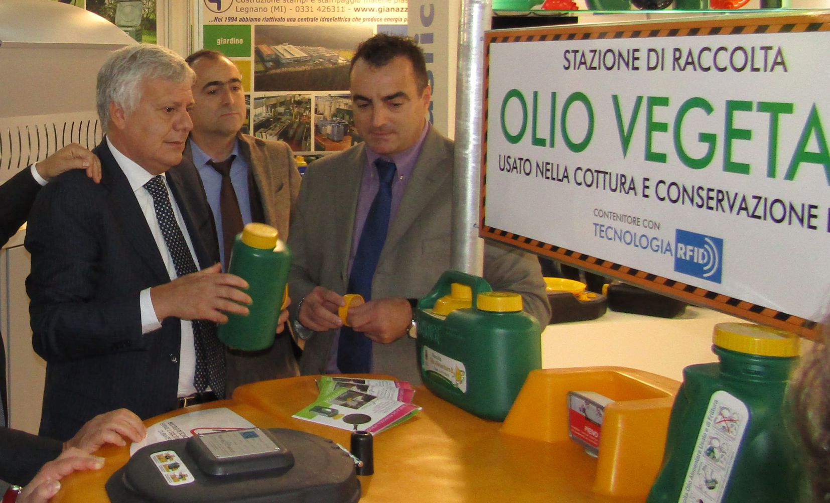 Il Ministro dell'Ambiente Gian Luca Galletti in visita allo stand Nuova C.Plastica - Ecomondo 2017